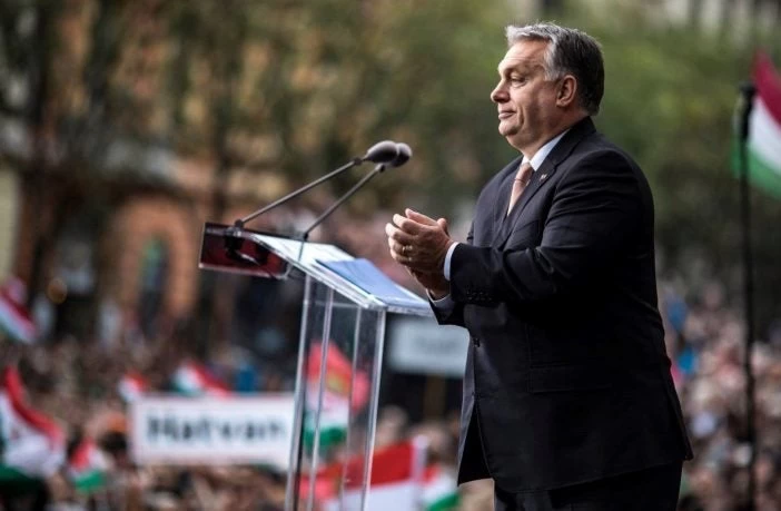 Viktor Orbán: Η γενιά του ’68 της Δύσης επιδιώκει να διαλύσει την Ευρώπη των ελεύθερων εθνικών κρατών και του χριστιανικού πολιτισμού